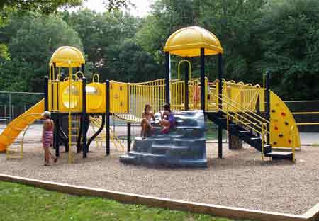 INTERMEDIATE PLAYGROUND WITH CLIMBING WALL